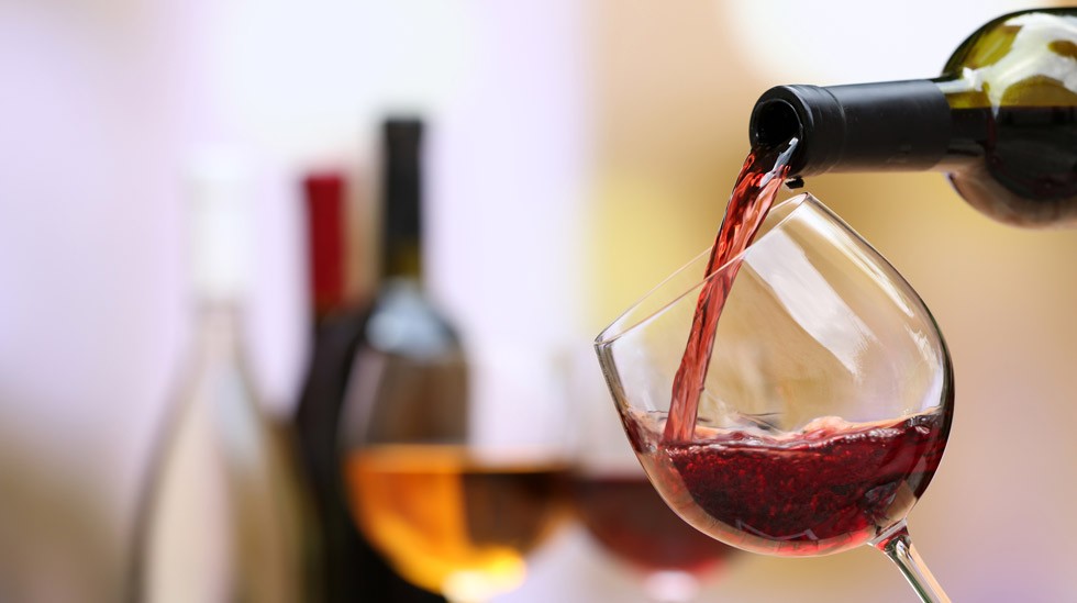 Wein wird in ein Weinglas eingeschenkt
